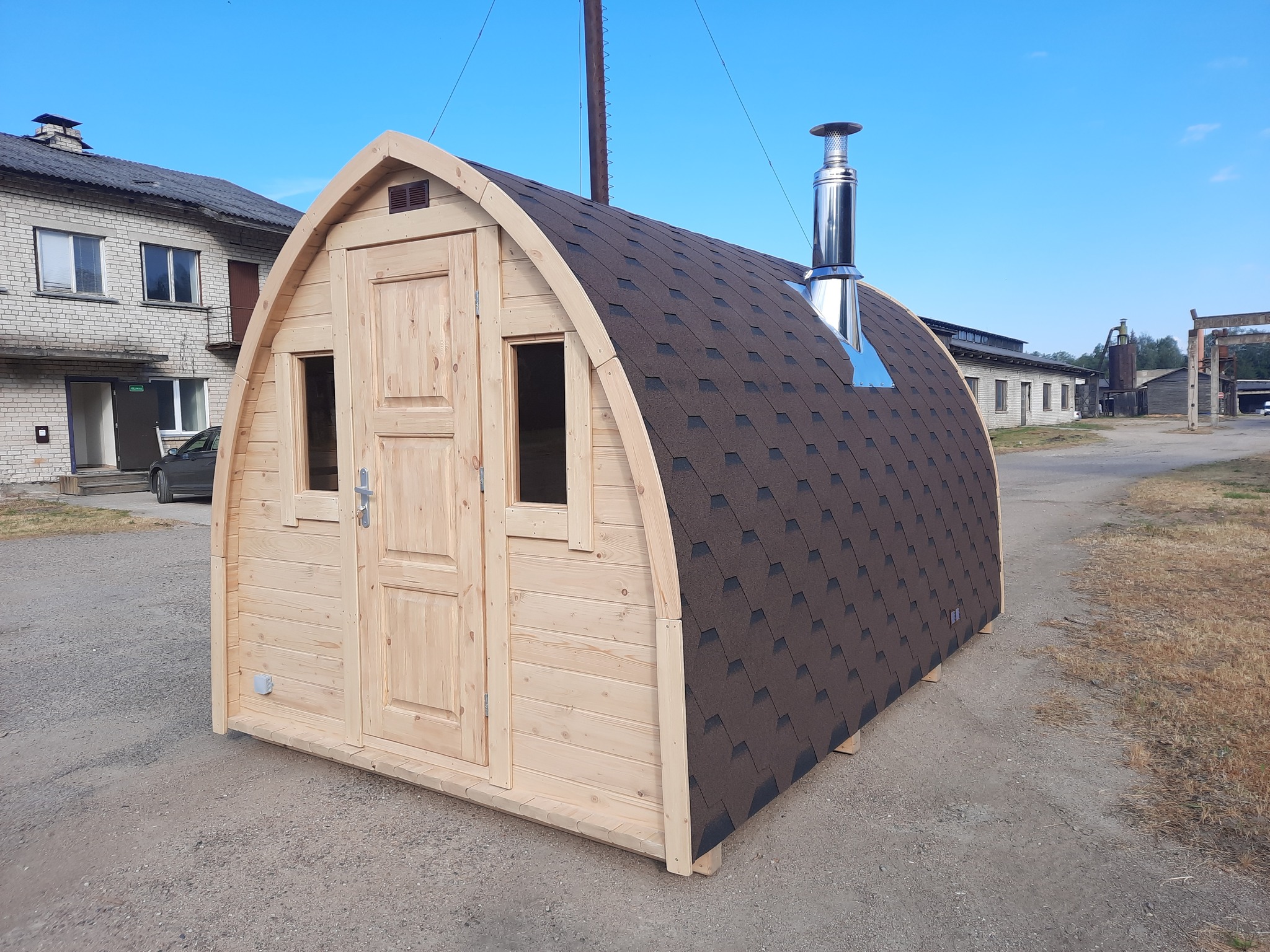 Iglu pirtis su tamsiais čerpėmis